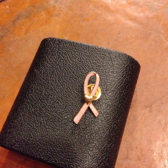 Women's Soft Pink Breast Cancer Awareness  PinW/ Gold Tone heart. VINTAGE Avon - Picture 2 of 4